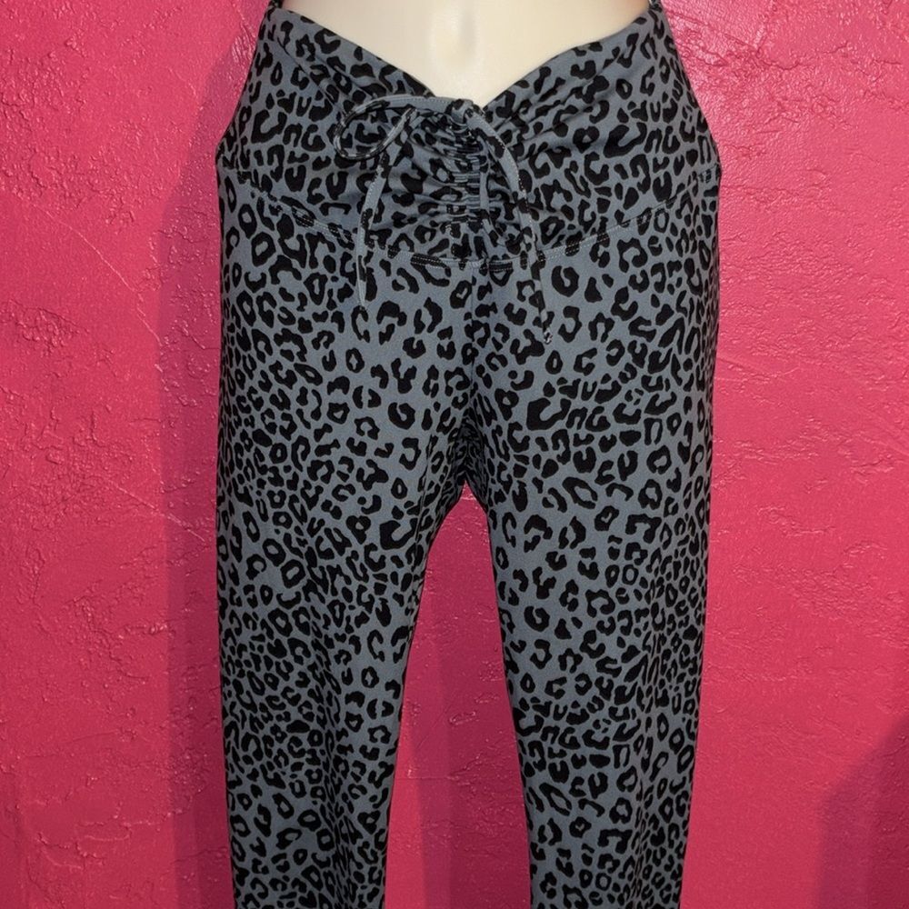 PINK Active leopard print workout leggings. grey and black. Sz small